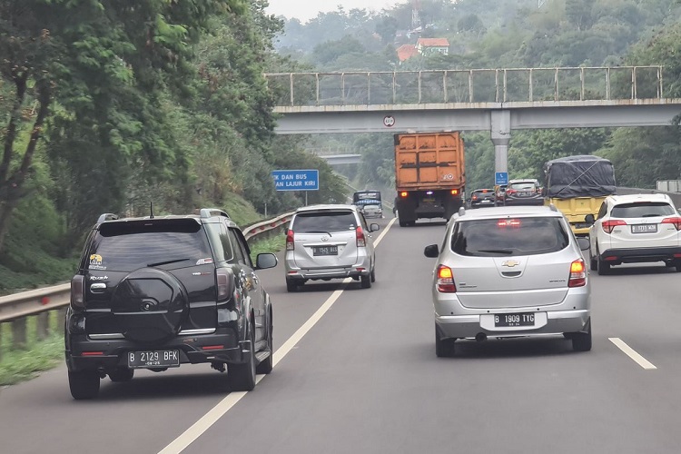 Dilarang menyalip dari bahu jalan, Sumber: otomotif.kompas.com