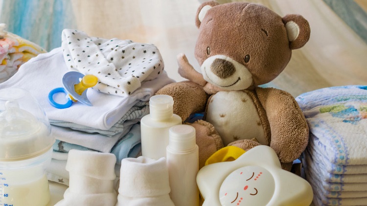 Membawa keperluan bayi dengan lengkap, Sumber: thelist.com