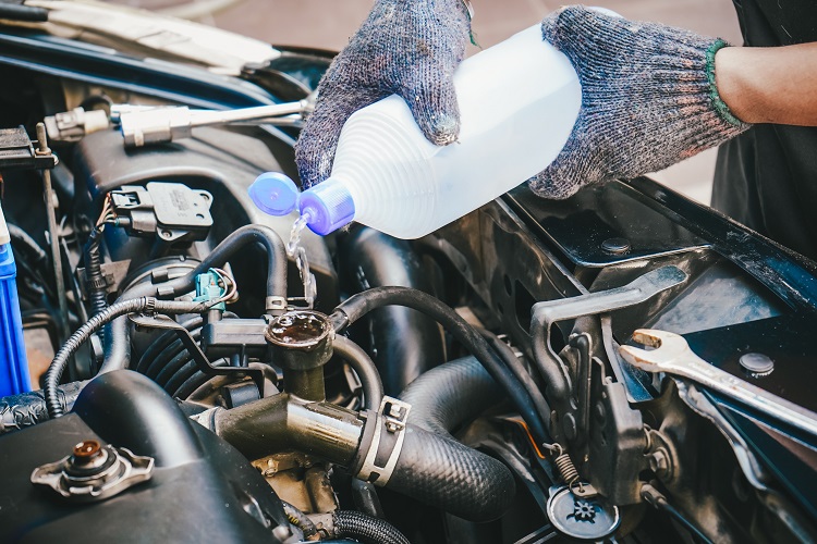 Memeriksa air radiator pada kendaraan, Sumber: louisvilleinfiniti.com