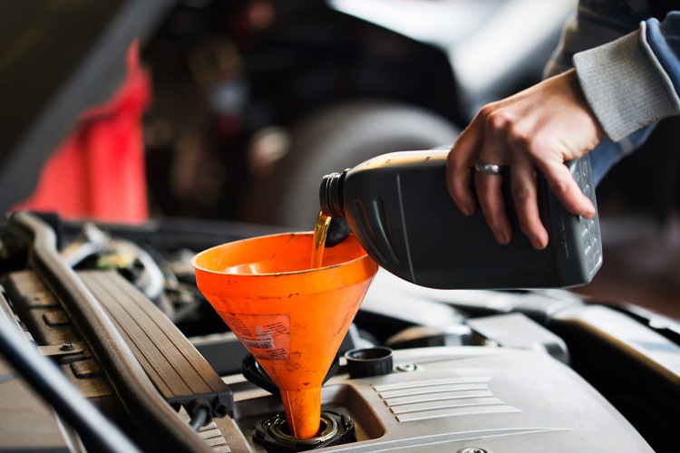 Memeriksa kondisi oli pada mobil, Sumber: daveandraysauto.com
