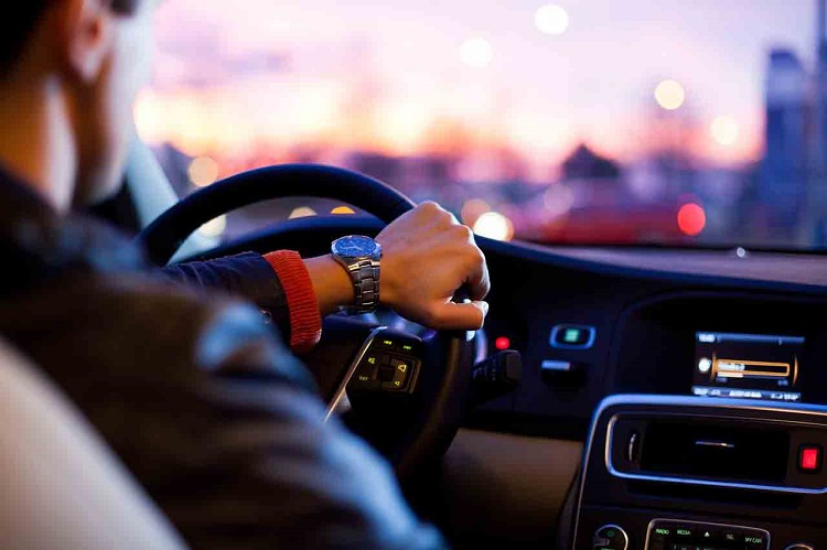 Mengemudi mobil dengan tepat agar aman, Sumber: journeyintodreams.com