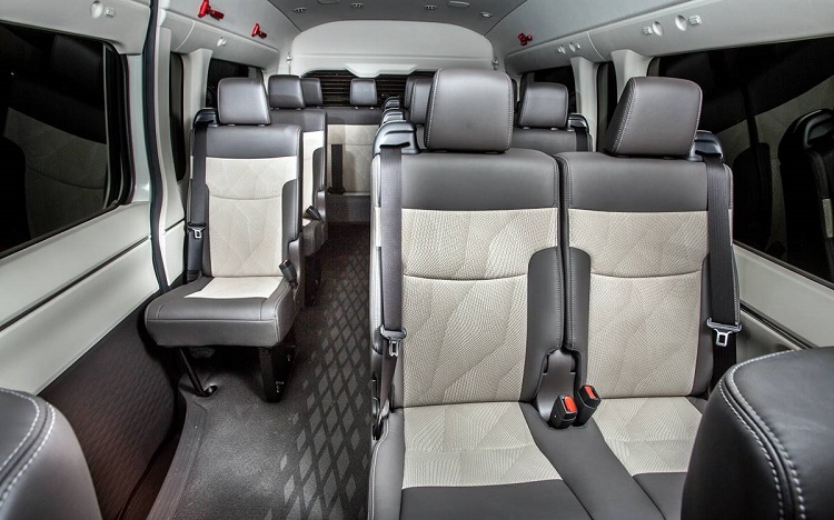 Tampak bagian interior mobil Hiace, Sumber: automundo.com.ar