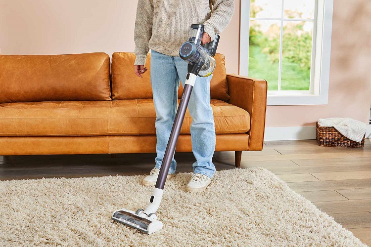 Menggunakan vacum cleaner untuk membersihkan rumah, Sumber: realsimple.com