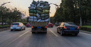 Potret truk yang memiliki muatan berlebihan, Sumber: rothlawyer.com