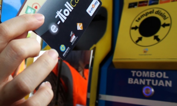 Bayar menggunakan e-toll card, Sumber: kartinimedia.id