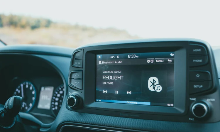 Memutar lagu di mobil, Sumber: pexels.com